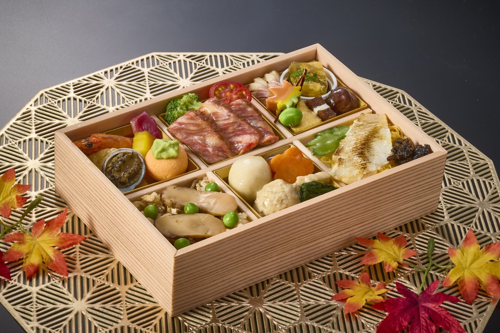 加賀屋監修「秋の旬彩膳」の折箱料理