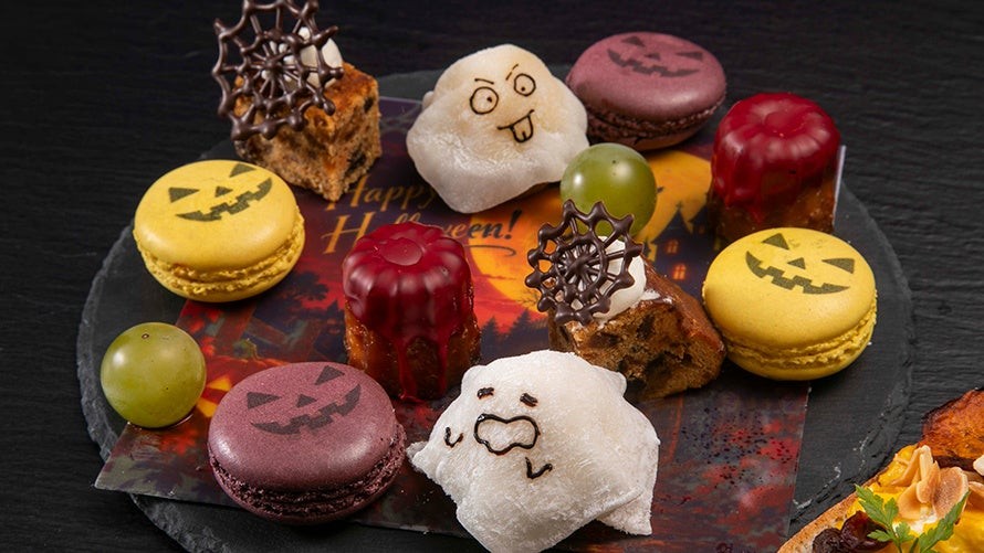 かぼちゃの顔や白いゴースト、くもの巣の飾りをあしらったハロウィンスイーツ
