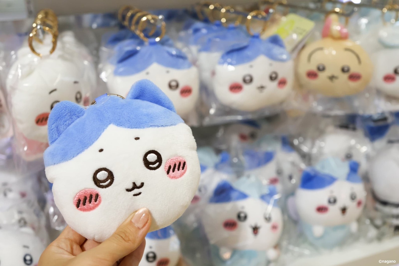 ハチワレの顔をかたどったぬいぐるみマスコット