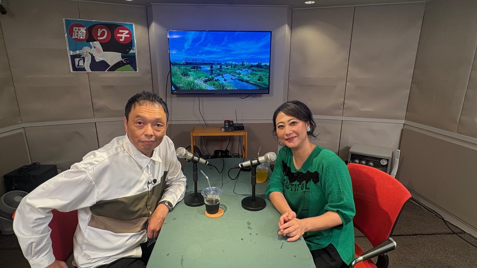 友近と礼二が収録の場で語り合う様子、背後のモニターにローカル線の映像
