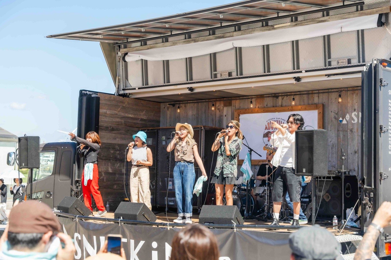 音楽ライブでパフォーマンスする「あらかわ家」