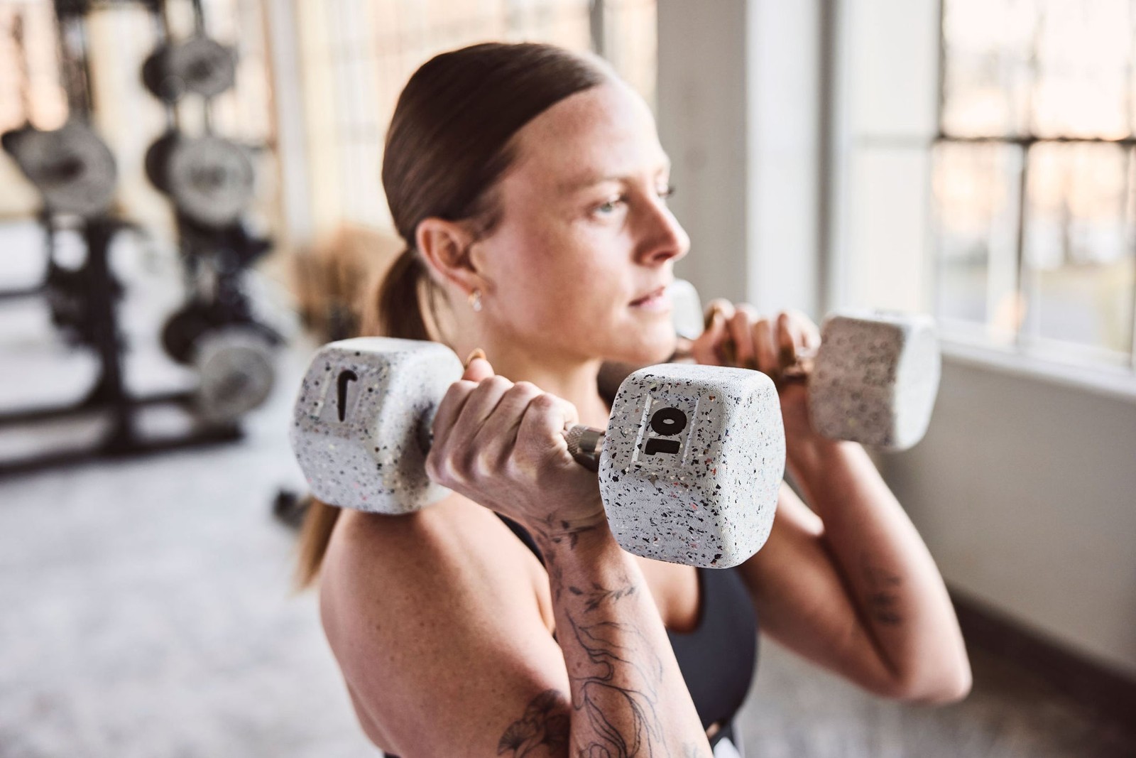 Nike Grind Dumbbellを持ち上げる女性