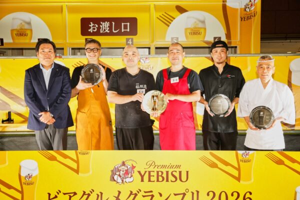グランプリシャーレを手にした決勝ステージ4店舗の店主たちの集合写真