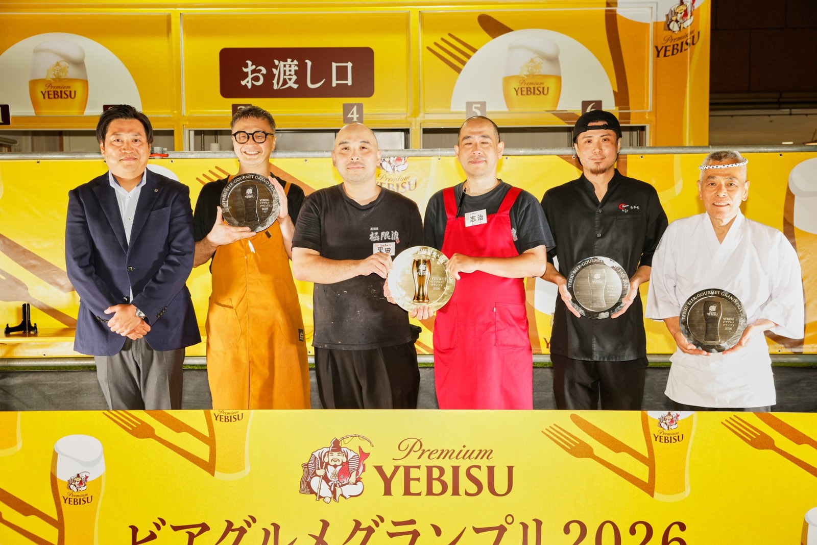 グランプリシャーレを手にした決勝ステージ4店舗の店主たちの集合写真