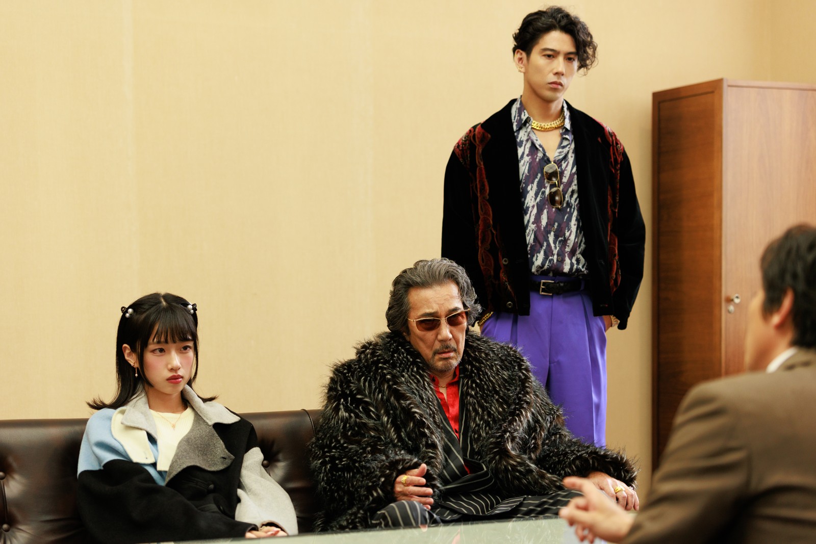 毛皮のコートを着た高瀬川玄(役所広司)と共演者たちが並ぶ新場面写真