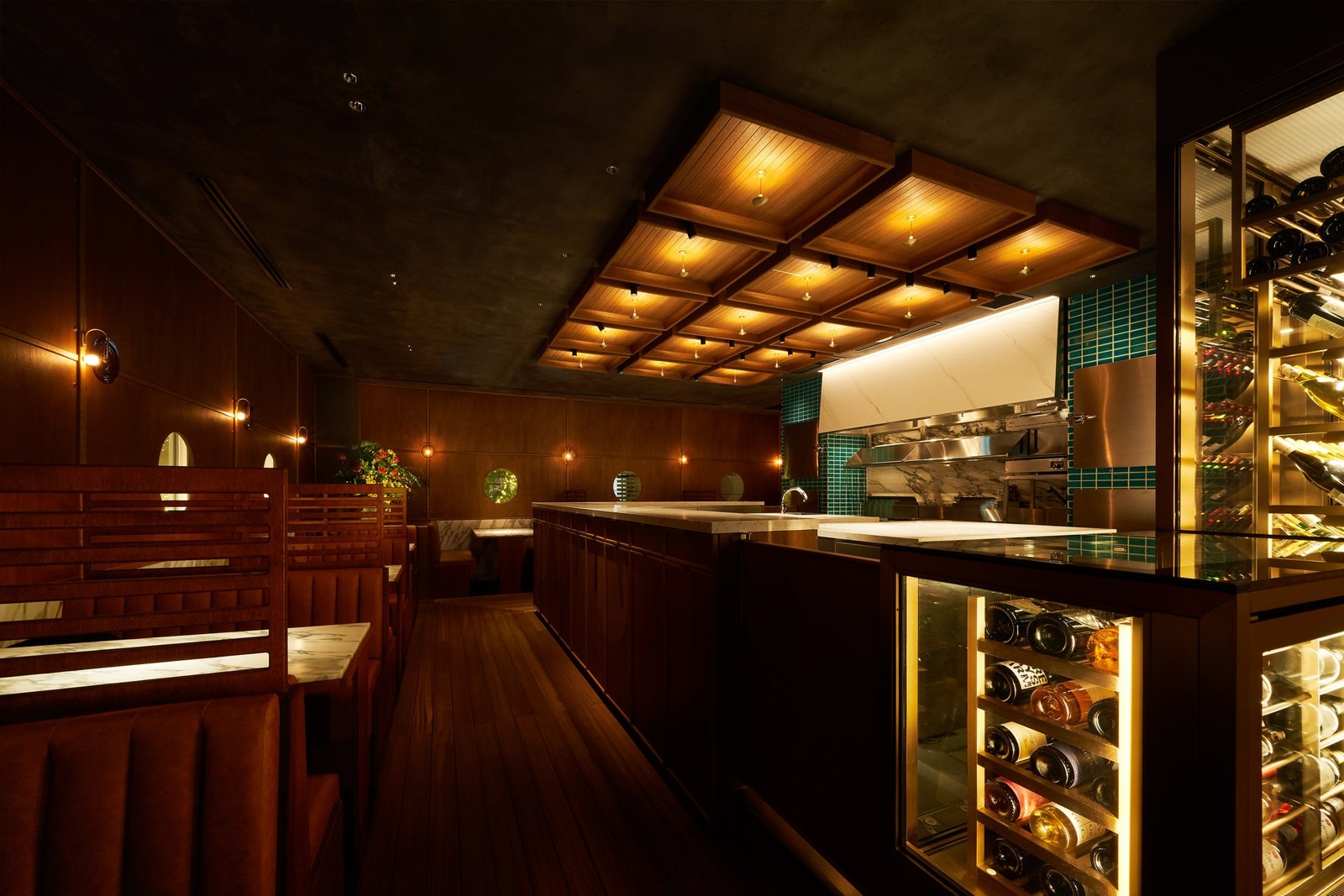 「DEK」2階『DEK DINING』の店内