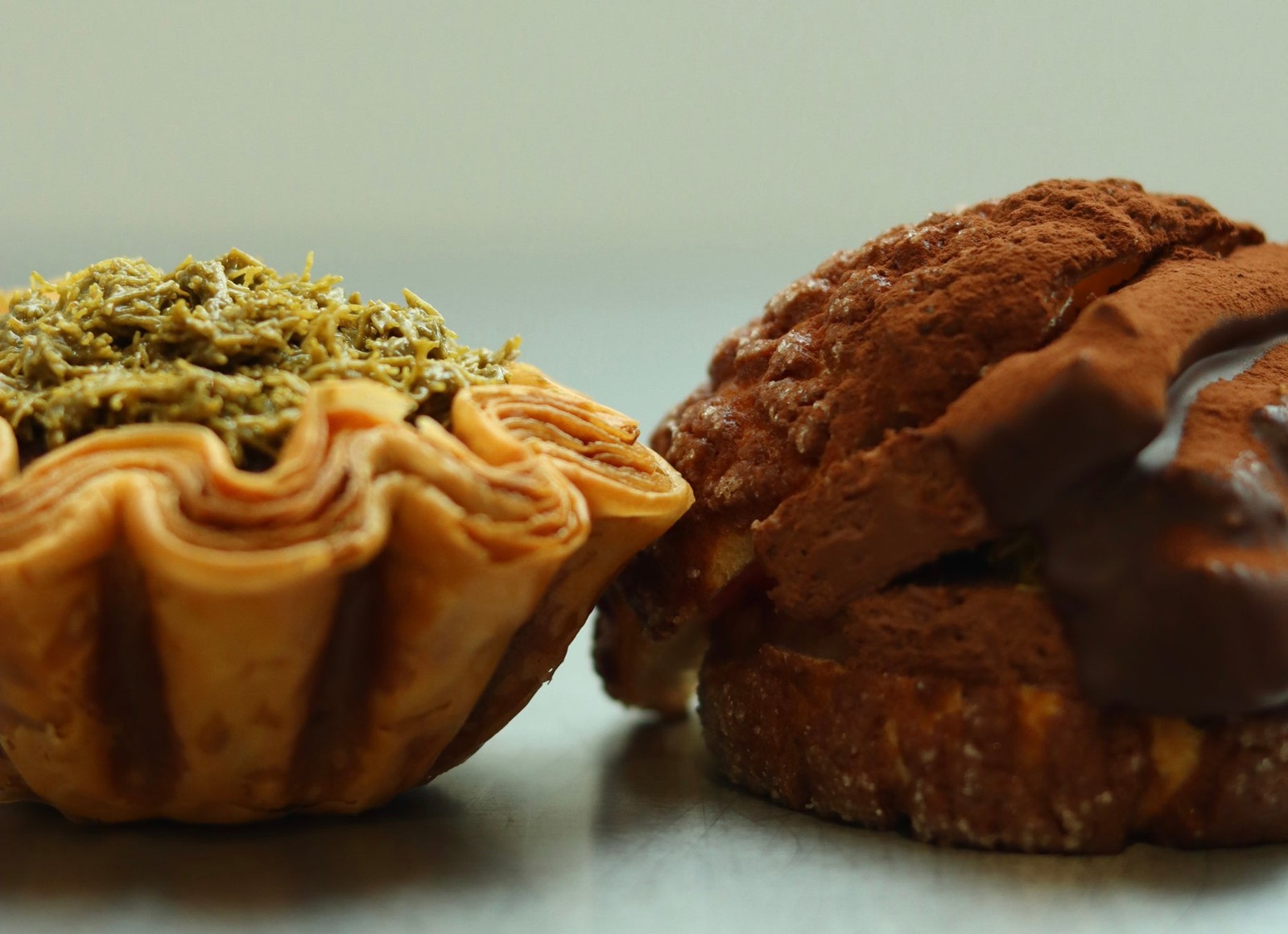 ドバイチョコティラミスメロンパンとドバイチョコエッグタルト