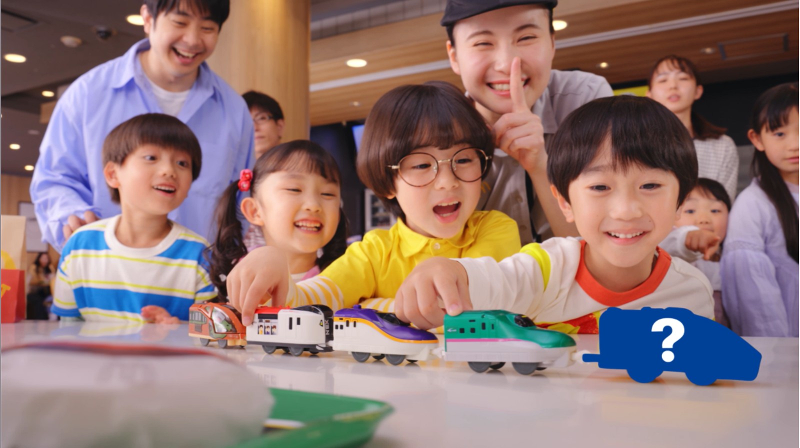 ハッピーセット「プラレール」で遊ぶ子どもたち