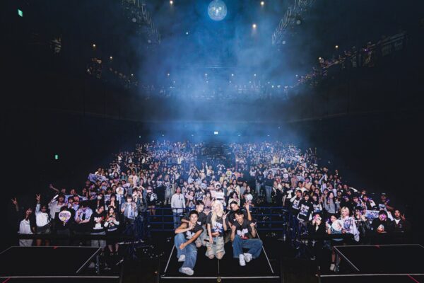 客席とともに記念撮影するTouaとメンバー、『This is Toua』公演フィナーレの様子
