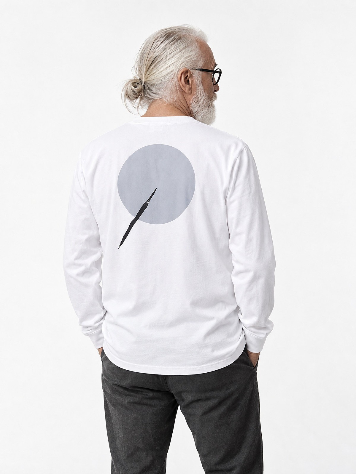 BACK TO THE MOON Long Teeの着用例