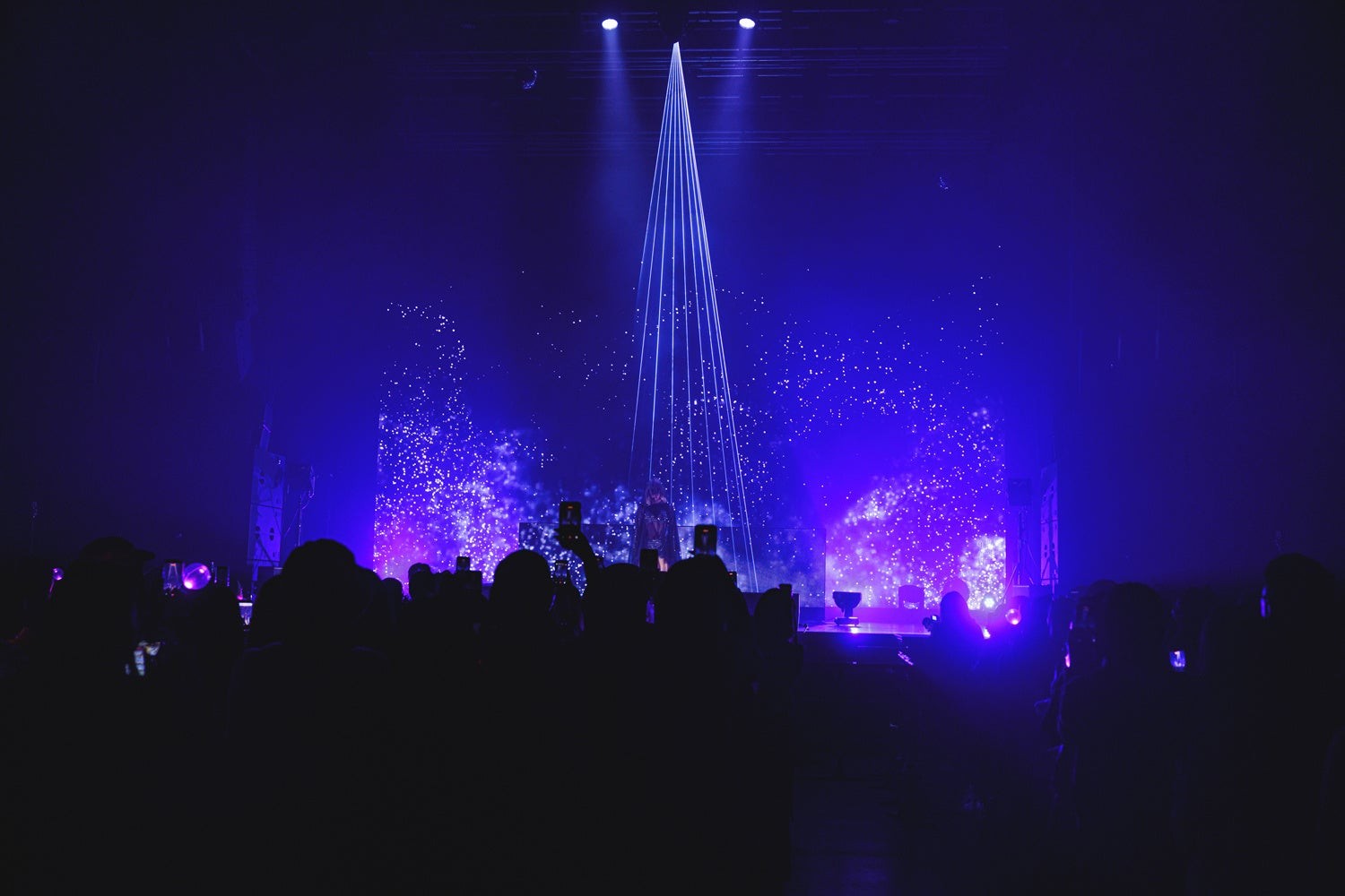 霧と光の粒子、レーザー演出に包まれたToua初ワンマンライブ『This is Toua』CHAPTER1のオープニングステージ