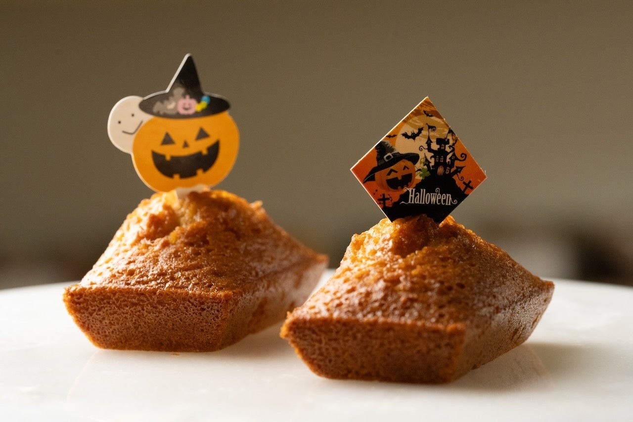 ハロウィン限定ピックを飾ったプレーンフィナンシェ2個