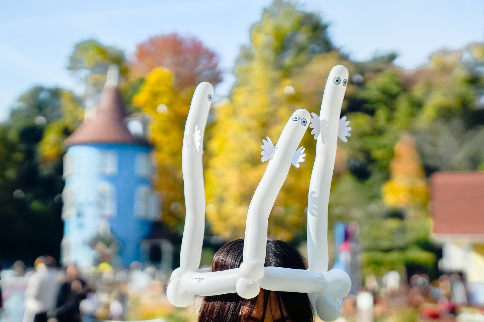 バルーンアートで作ったニョロニョロの帽子をかぶった来園者