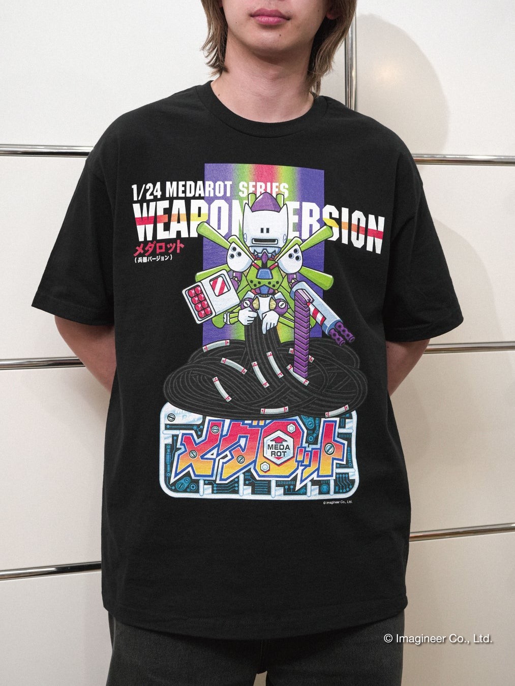 バウンドマン「メダロット」コラボTシャツ WEAPON VERSIONを着用したモデル