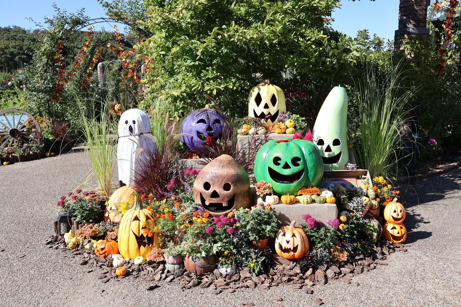 ばらと草花のエリアのハロウィン装飾