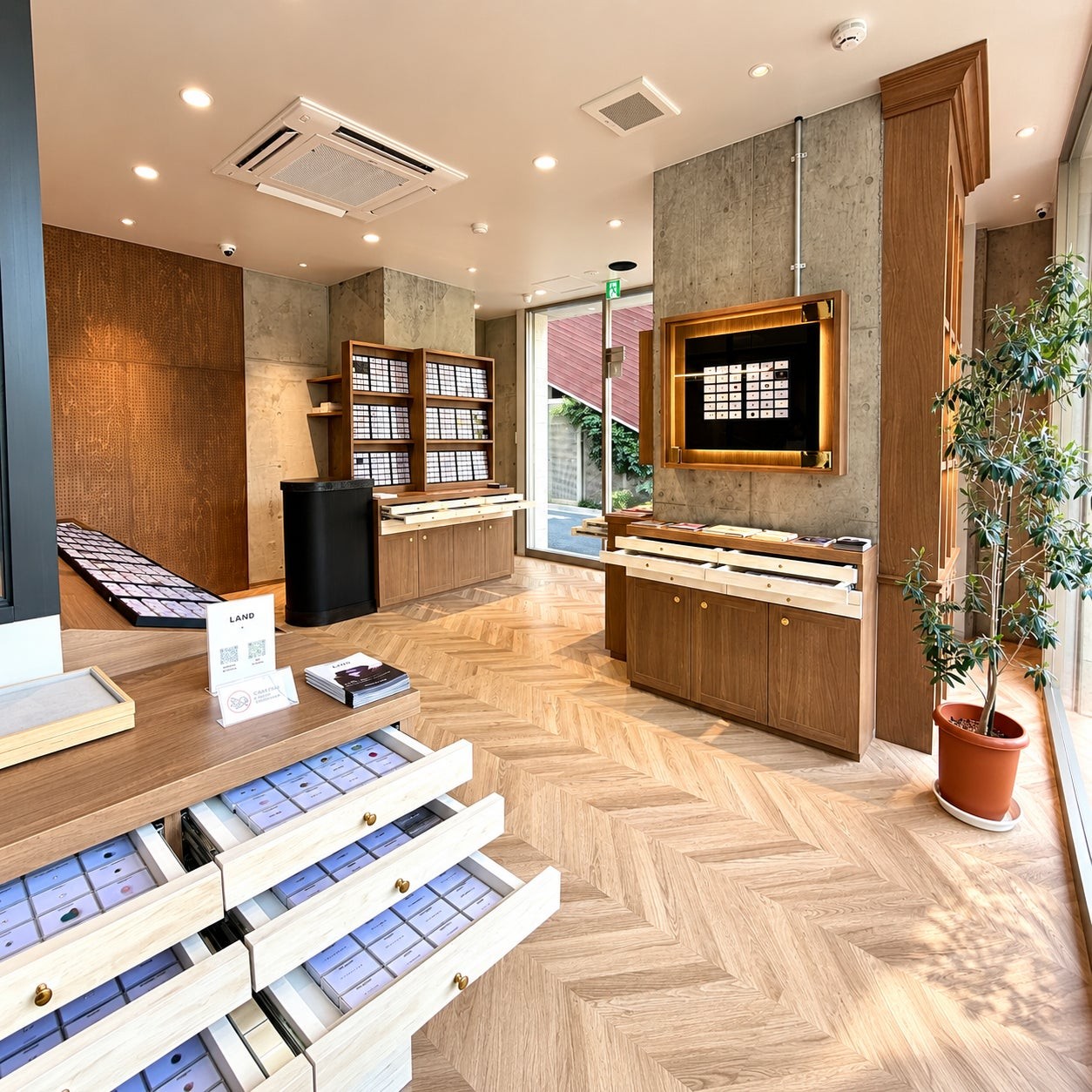 色や形、カットもさまざまなルースが並ぶ店内