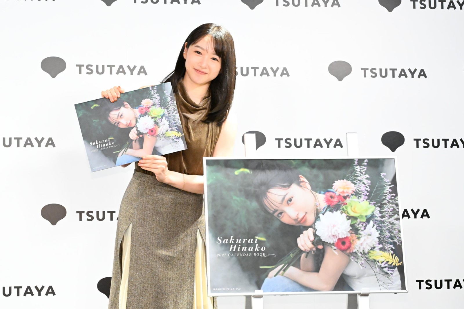 カレンダーブックを手にファンへのメッセージを語る桜井日奈子