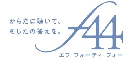 f44 ブランドロゴ