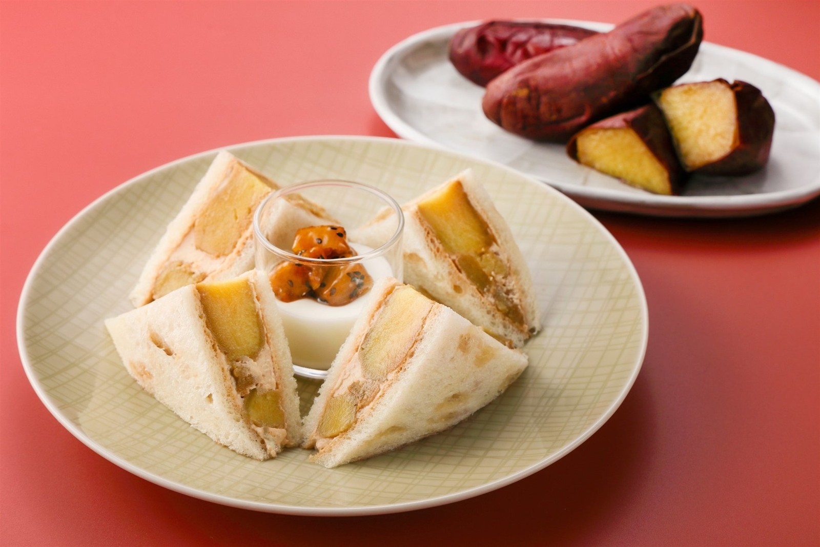 ホテルニューオータニ幕張 ペントハウスラウンジ「ベイコートカフェ」『金蜜芋と紅茶のクリームサンドウィッチ』
