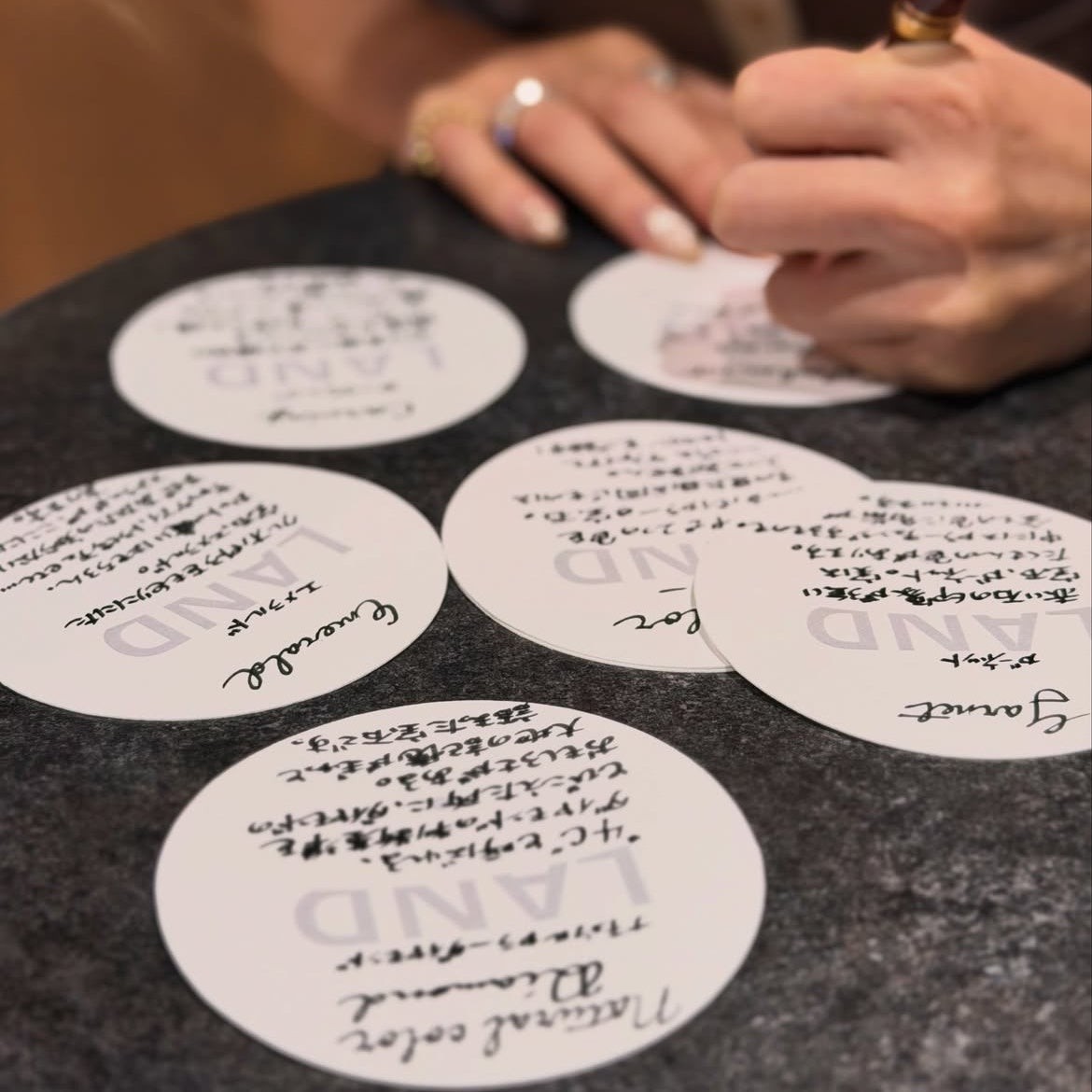 宝石の特徴を手書きで綴ったカード「ちいさな読みもの」
