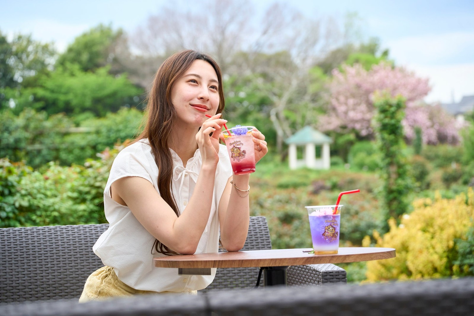 白うさぎのテラス ラウンジでドリンクを楽しむ様子