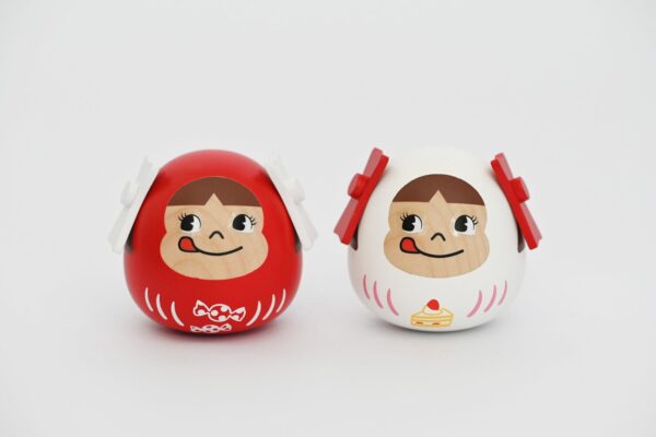 木製「開運！ペコちゃん 赤だるま／白だるま」の正面