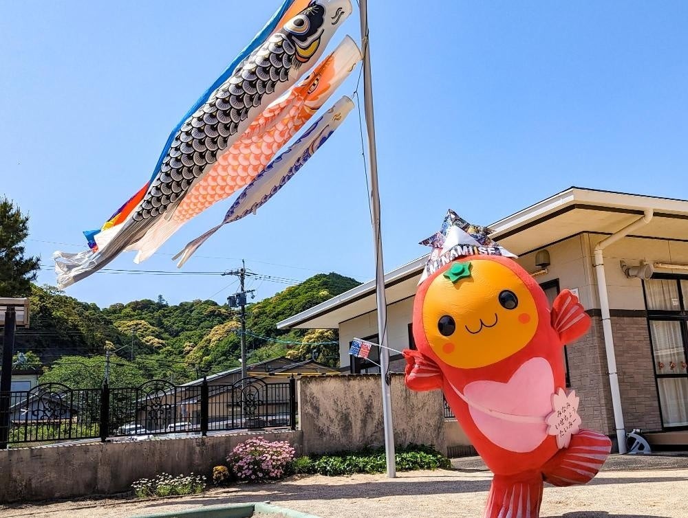 鯉のぼりと一緒に写る南伊勢町マスコットキャラクター「たいみー」