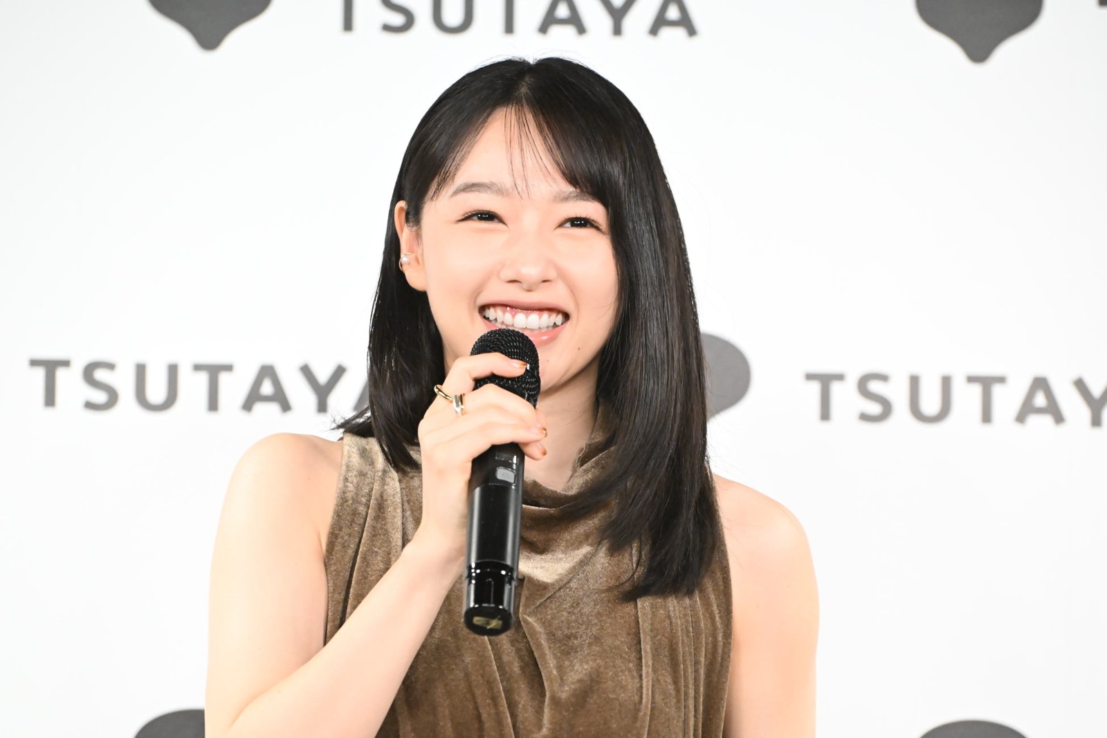マイクを手に撮影を振り返る桜井日奈子