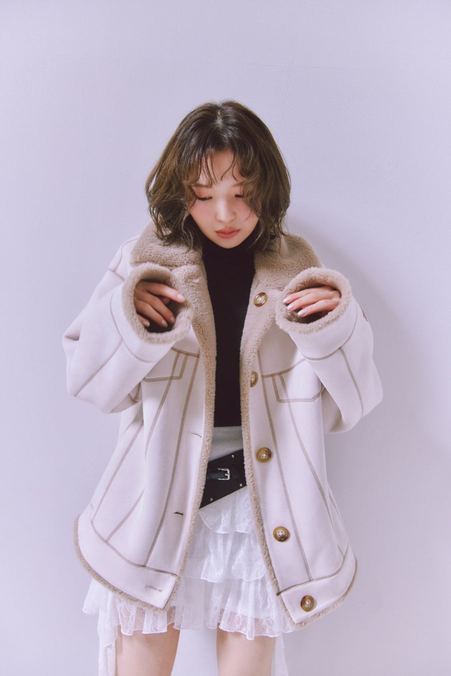 SNIDEL×UGG「Frankie Reversible Trucker」の着用イメージ