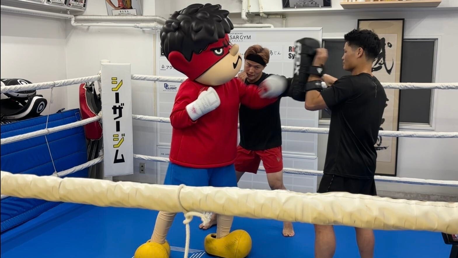 吉田くんのミット打ち練習の様子