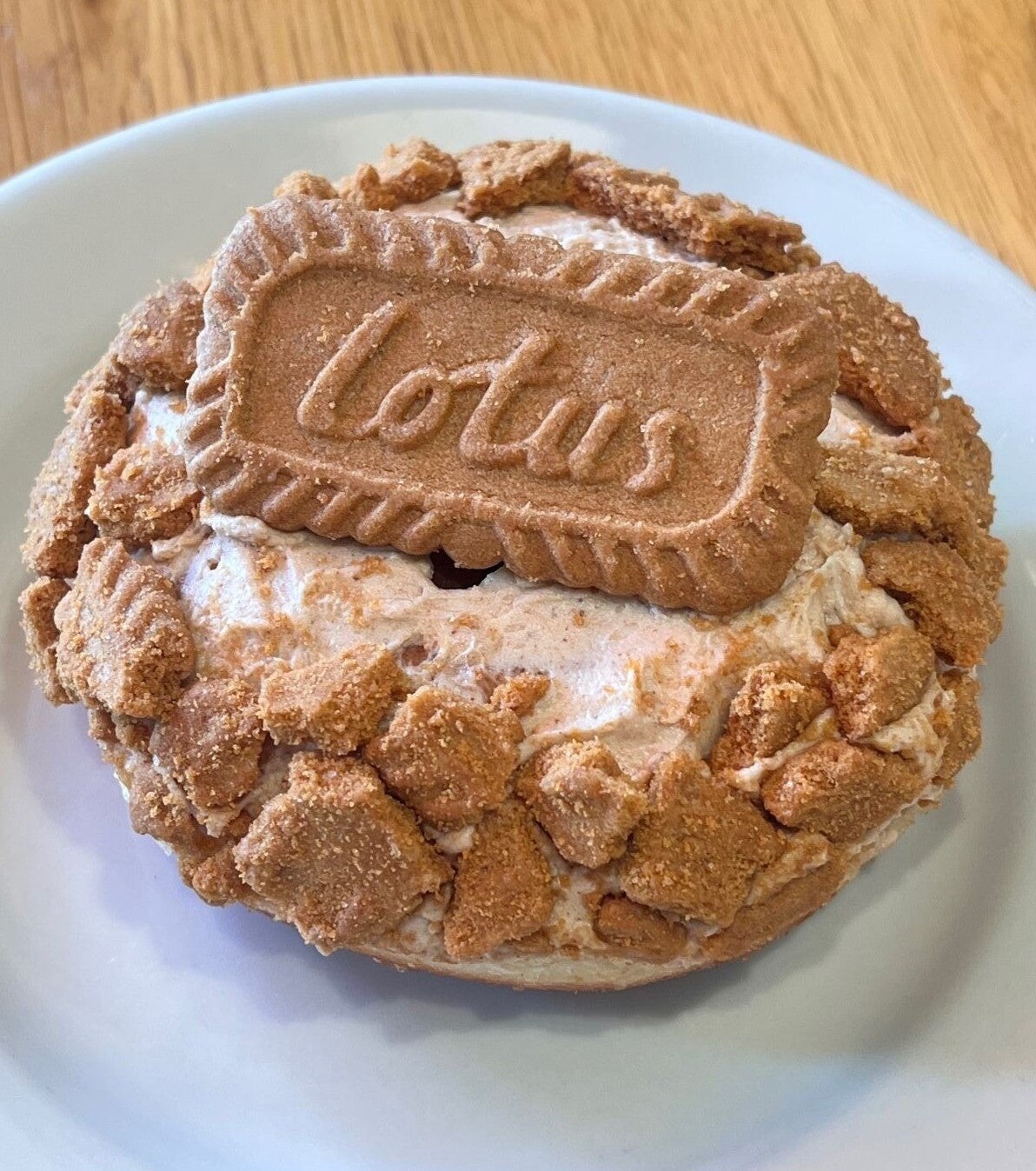 THE CITY DONUTSのシナモンクッキークリーム、ロータスビスケットをトッピングしたドーナツ