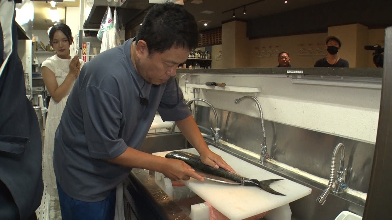 釣った魚をさばくダイアン・津田篤宏