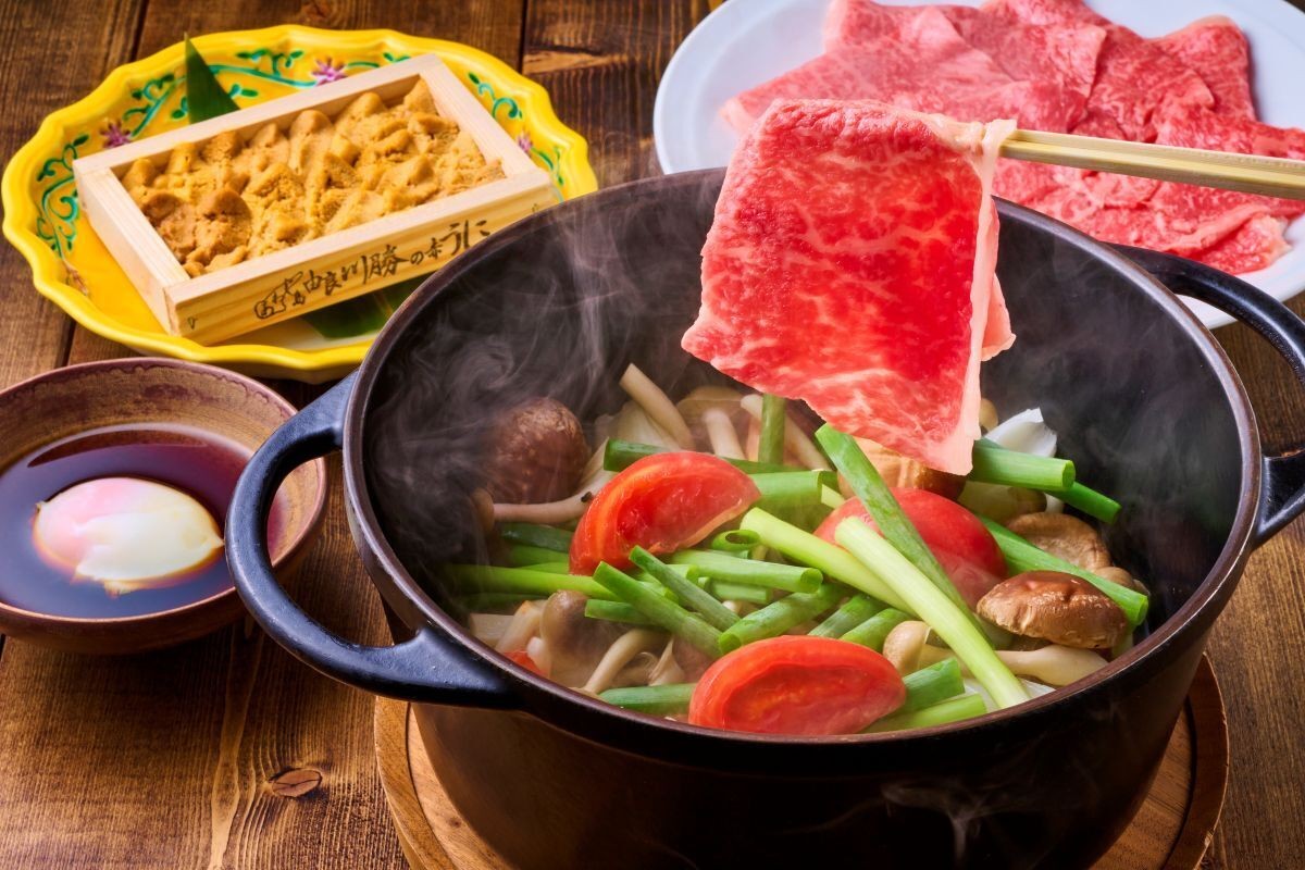 すき焼き鍋で淡路ビーフを味わう様子