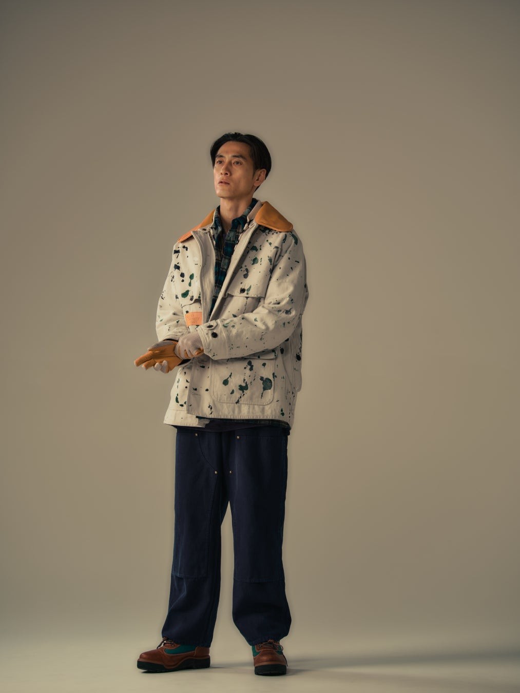 オフホワイトのペイント柄ジャケットと濃色のパンツを合わせたGRIP SWANY 1848の着用例
