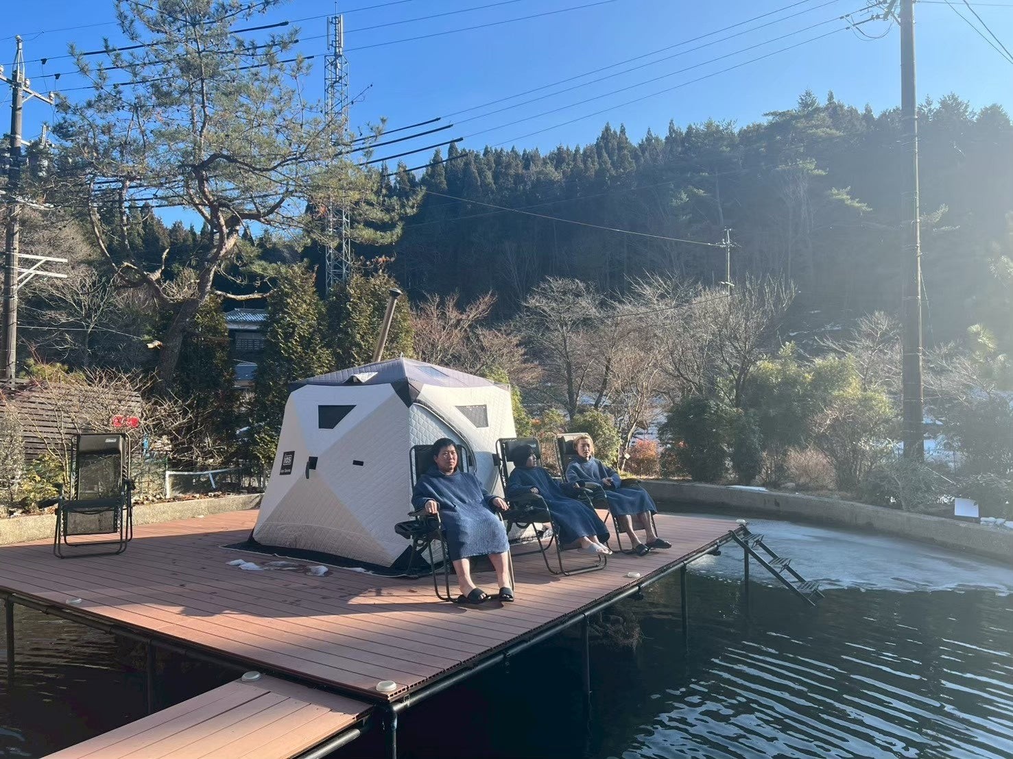 互いの森PARKの屋外サウナでくつろぐ利用者