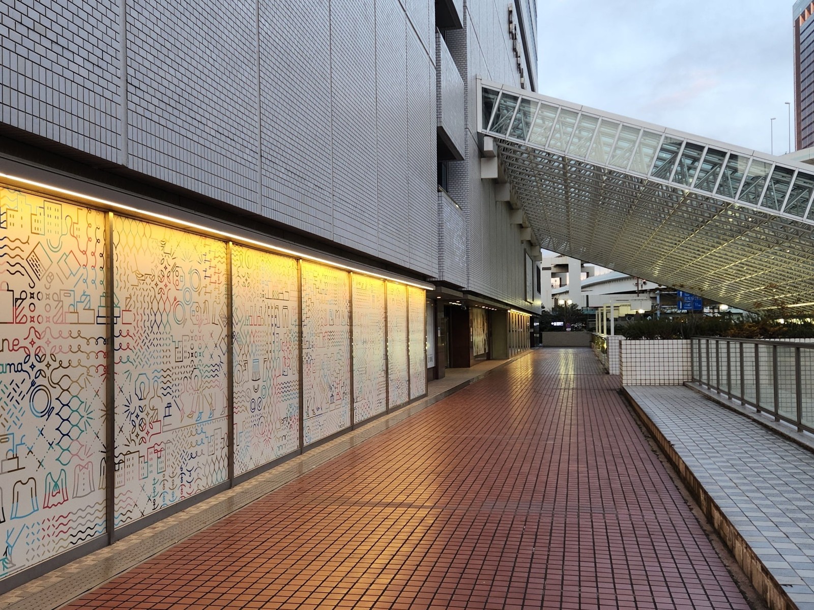 JR横浜駅 東口駅前広場デッキ(ルミネ横浜1階直結)
