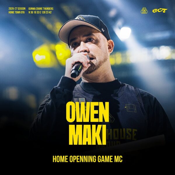 群馬クレインサンダーズのホーム開幕戦アリーナMCを務めるOWEN MAKI氏がマイクを手に話す様子