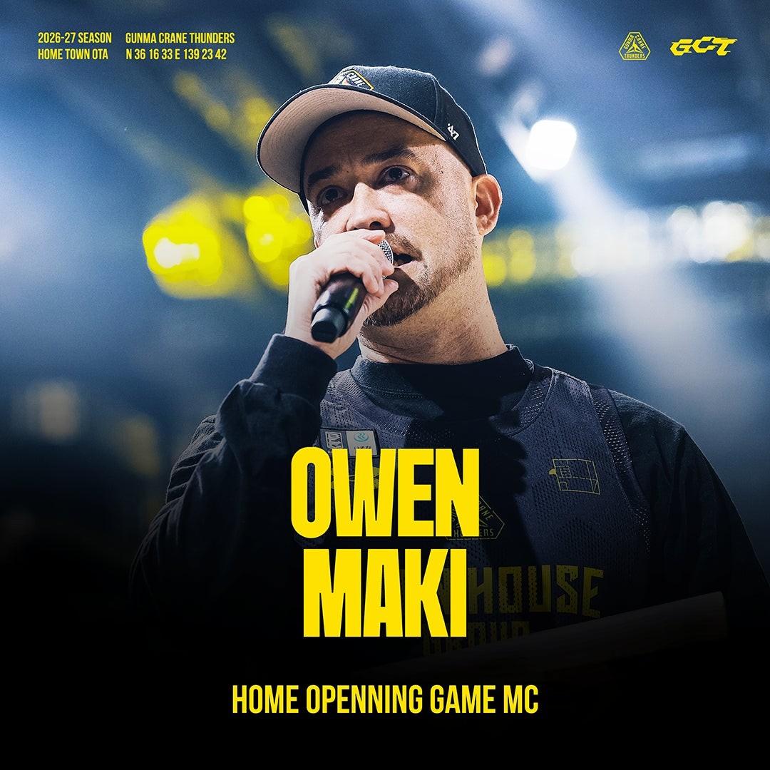 群馬クレインサンダーズのホーム開幕戦アリーナMCを務めるOWEN MAKI氏がマイクを手に話す様子