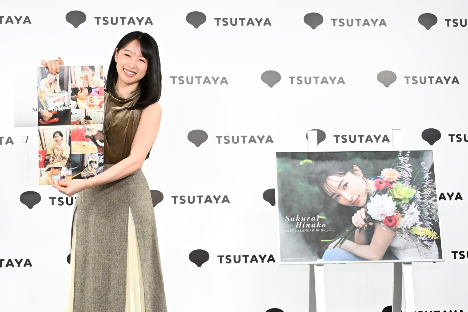 お気に入りの11月ページを手に持つ桜井日奈子