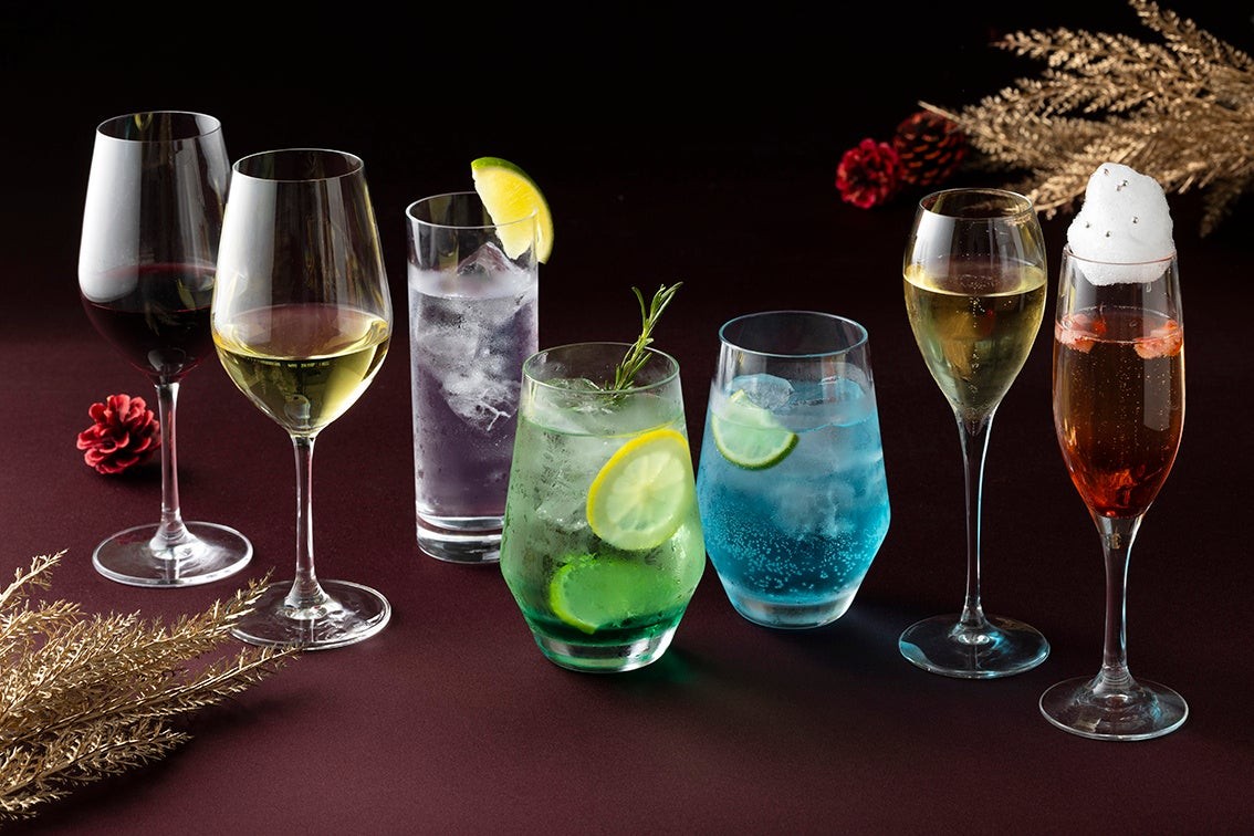 ワイングラスやカクテルグラスに注がれた、クリスマス特別フリーフローの飲み物各種