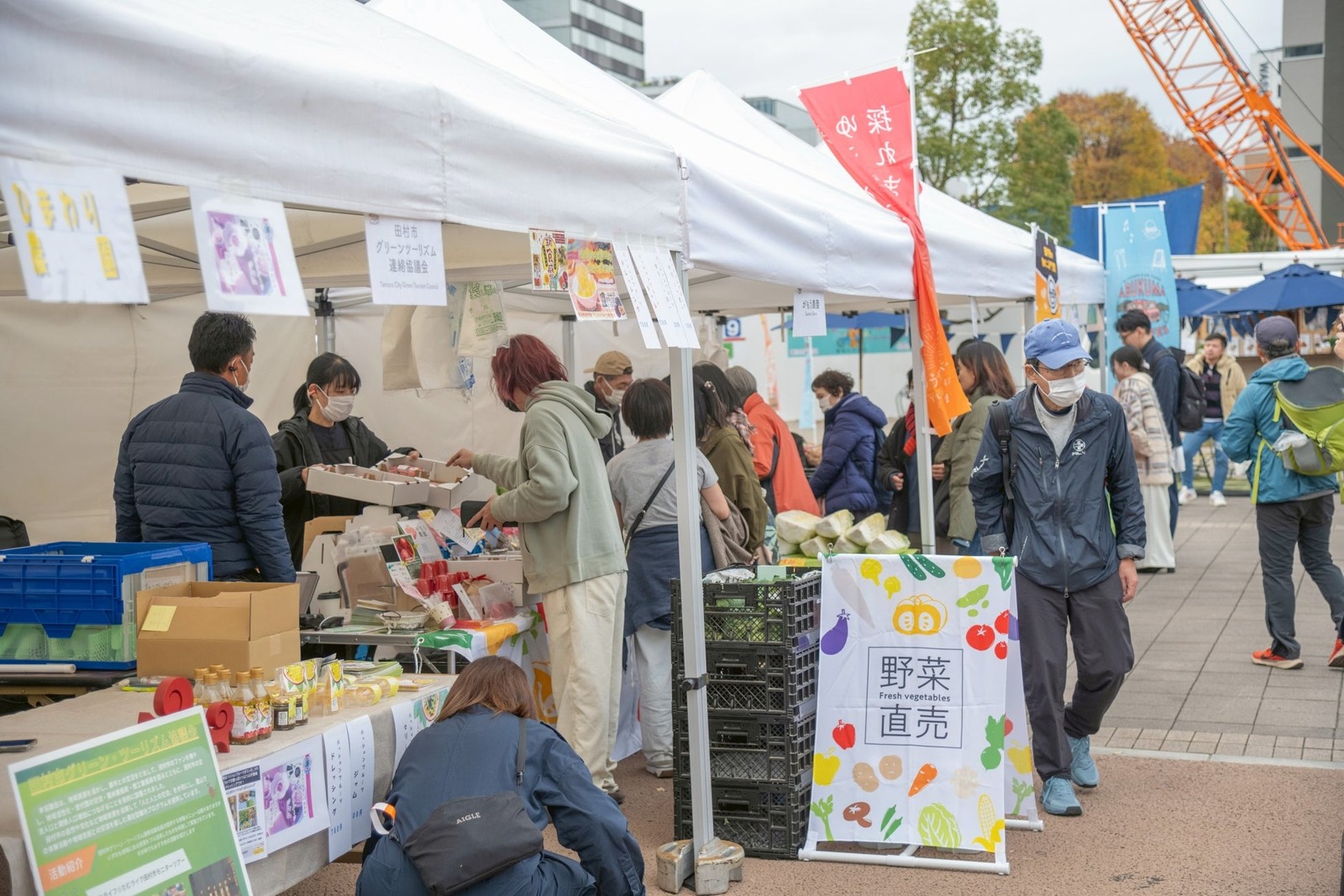 マルシェで野菜を購入する来場者