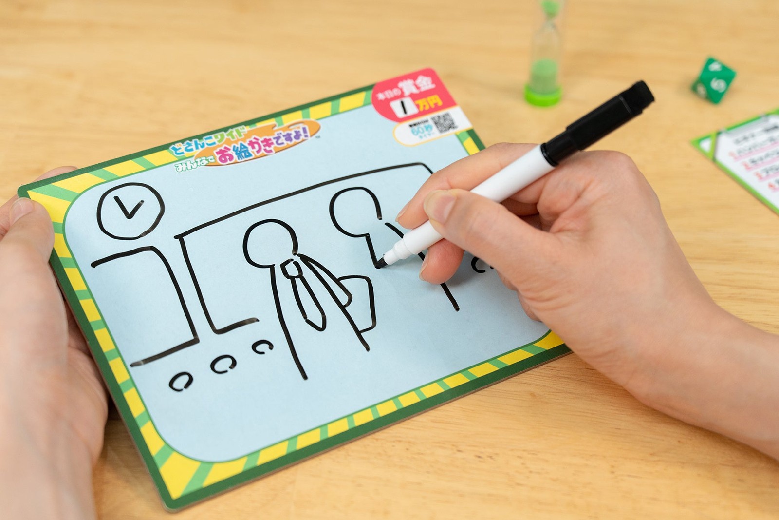 出題者が問題をホワイトボードに描いている様子