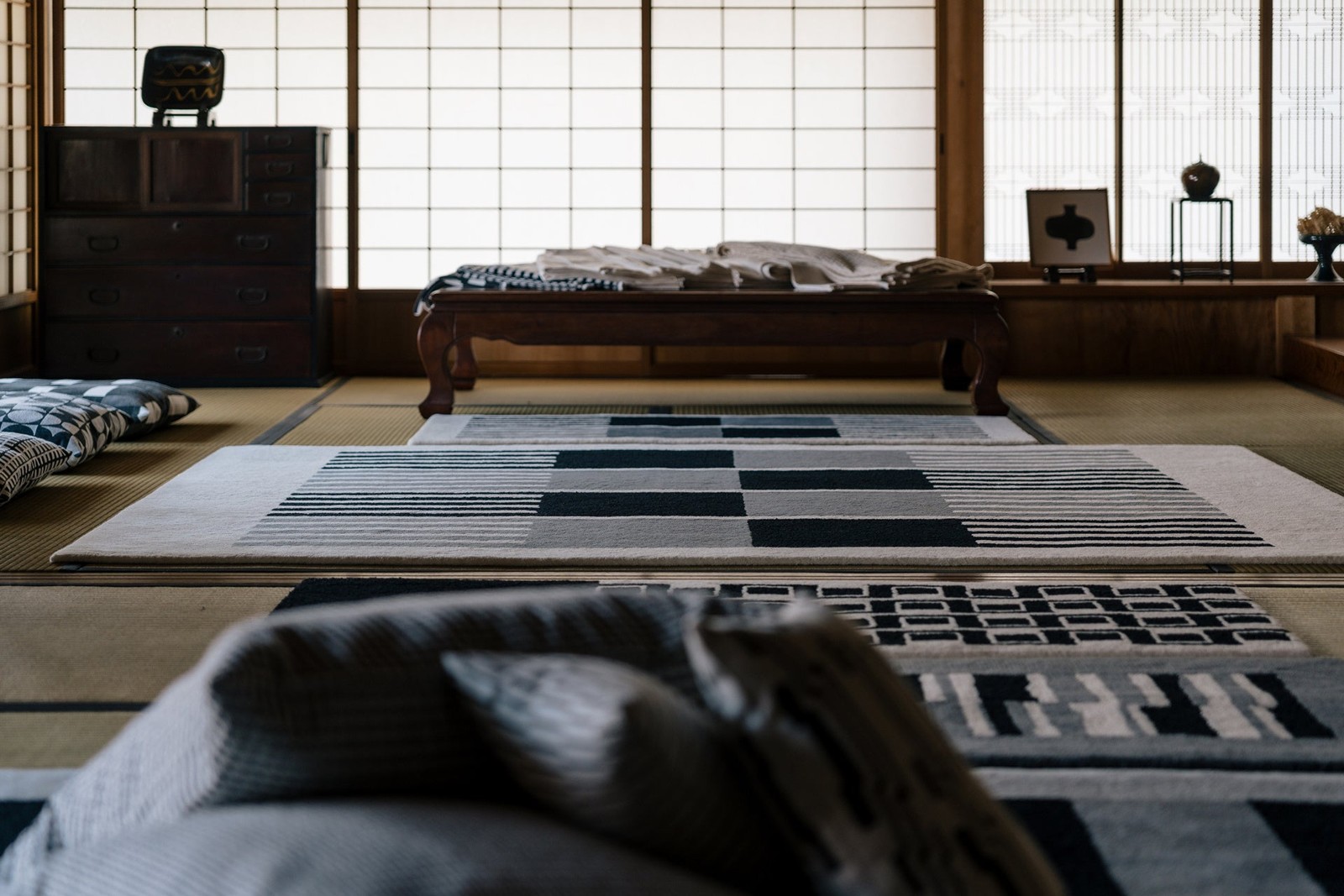 和室にMALTOWAのラグが敷かれた展示風景