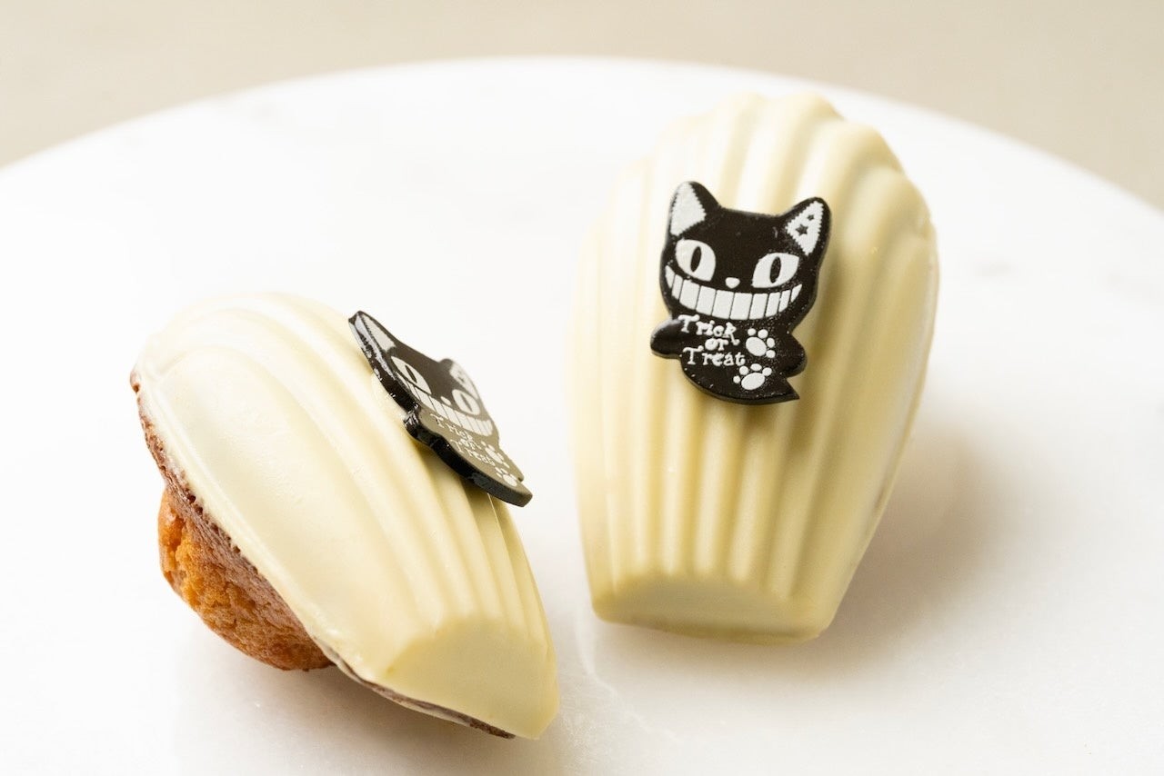 にゃんこゴーストを飾った紫いも&黒ごまマドレーヌ
