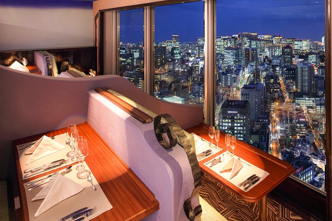 東京の夜景を望む、アーティスト カフェのバルコニーシート