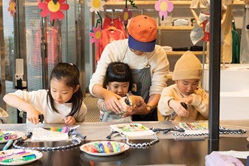 GAPスタッフと子どもたちによるミニトートのワークショップ