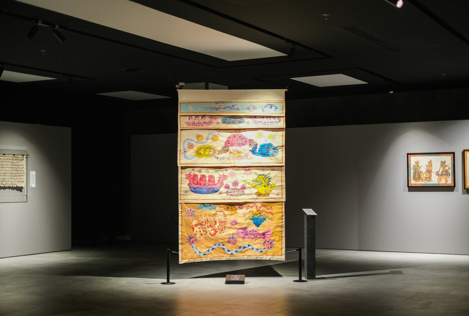「カマサン:バリ絵画の気高き伝統」に展示された色鮮やかな作品