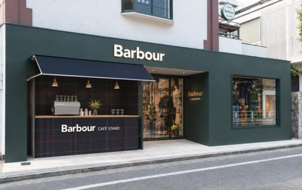 バブアー代官山店の外観とタータンチェックのカフェスタンド