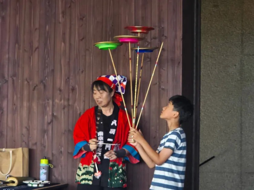 学童ホテルでの大道芸体験の様子