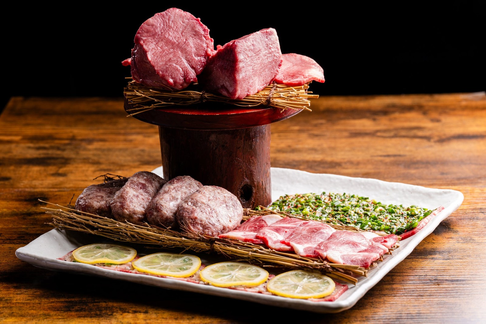 和牛の黒タンなどを盛り付けた焼肉の盛り合わせ